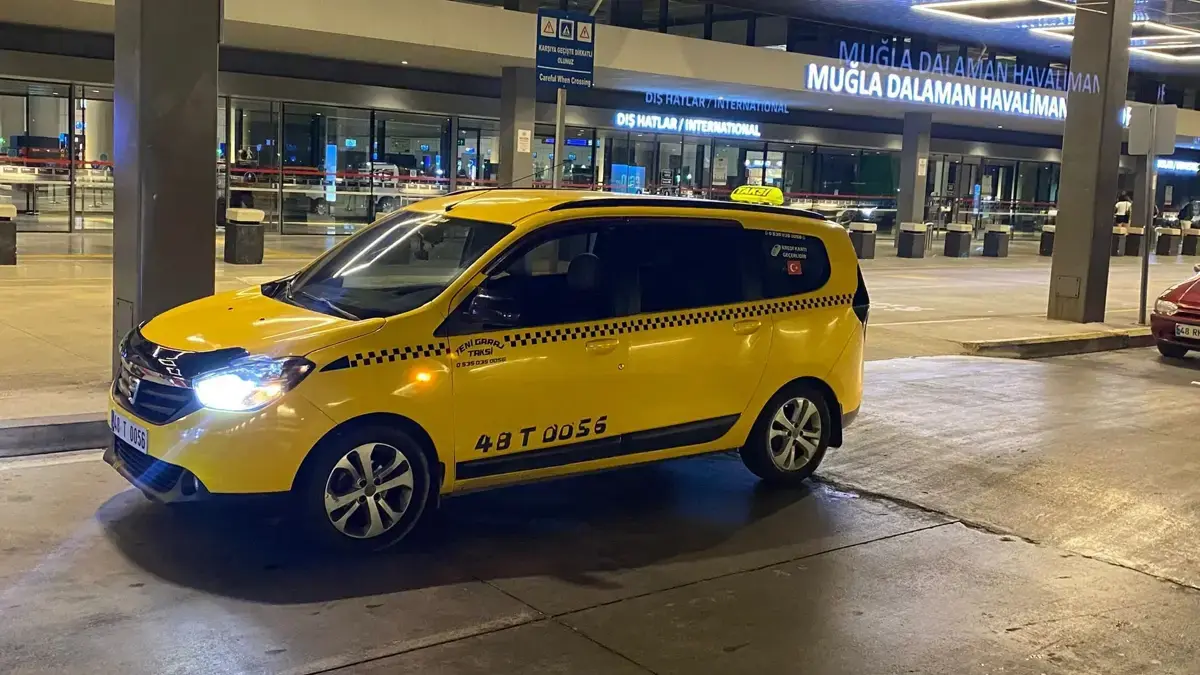 Havalimanı terminali önünde Turasay Taksi aracı