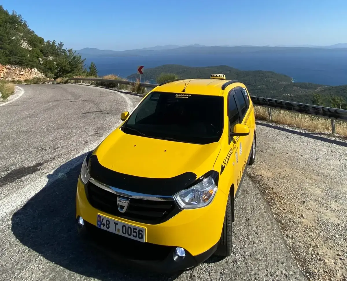Muğla manzarası önünde Turasay Taksi aracı