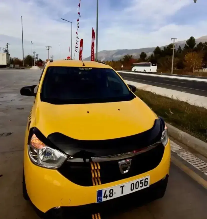 Turasay Taksi aracı yol üzerinde