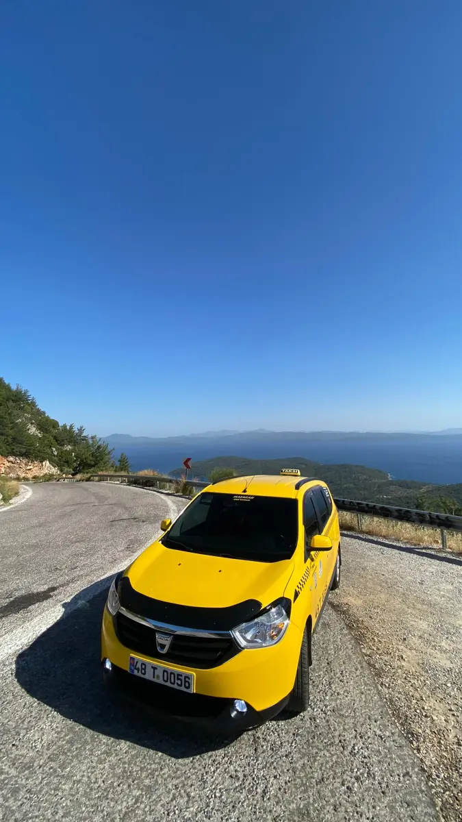 Turasay Taksi galerisinden manzaralı yolda sarı taksi