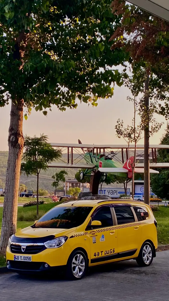 Turasay Taksi galerisinden yandan görünen sarı taksi